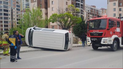 Edirne’de hafif ticari araç ile otomobilin çarpışması sonucu 1 kişi