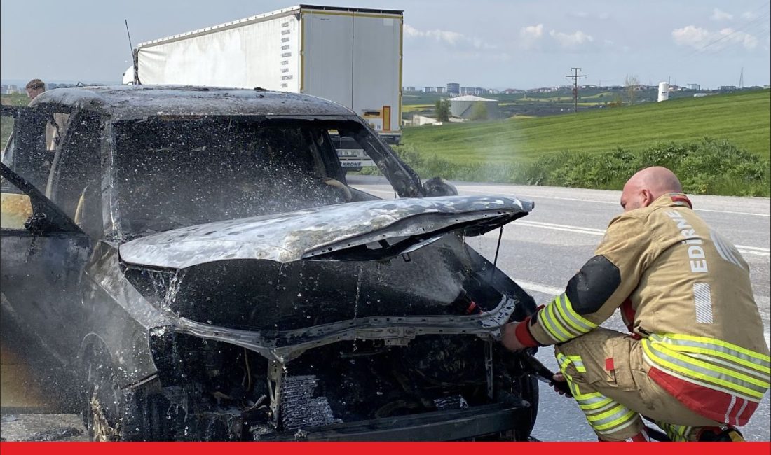 Edirne’de seyir halindeyken alev alan otomobil kullanılamaz hale geldi. Rumen