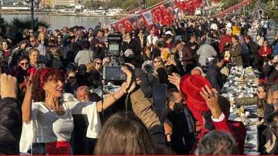 Baharın habercisi kabul edilen Hıdırellez kutlamaları kapsamında Tekirdağ’da sahilde kahvaltı