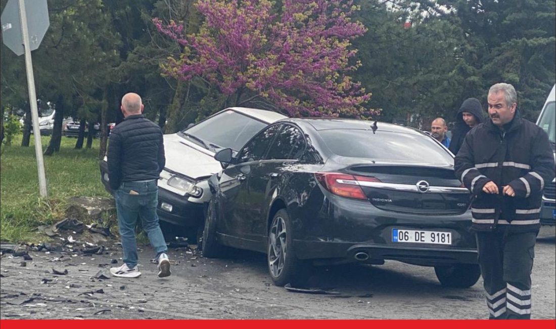 Tekirdağ’ın Çorlu ilçesinde iki otomobilin karıştığı ve park halindeki araca