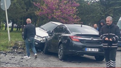 Tekirdağ’ın Çorlu ilçesinde iki otomobilin karıştığı ve park halindeki araca