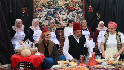Edirne’de Türk Mutfağı Haftası etkinlikleri kapsamında Selimiye Meydanı’nda bayram sofrası