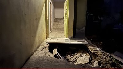 Edirne’de iki katlı bir evin giriş kısmındaki beton zeminin çökmesi
