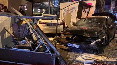 Tekirdağ’ın Hayrabolu ilçesinde otomobilin otobüs durağına çarpması sonucu 3 kişi
