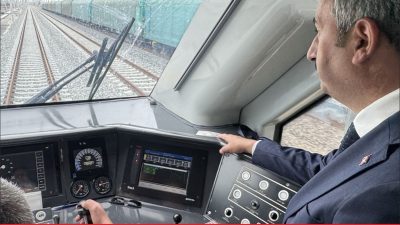 Edirne Garı’na gelen Edirne Valisi Yunus Sezer, basın mensuplarıyla birlikte,