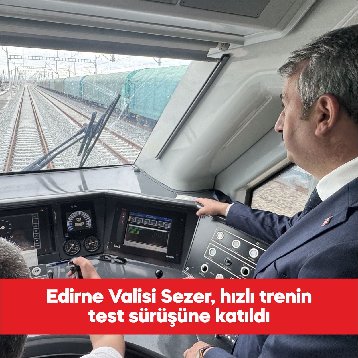 Edirne Garı’na gelen Edirne Valisi Yunus Sezer, basın mensuplarıyla birlikte,