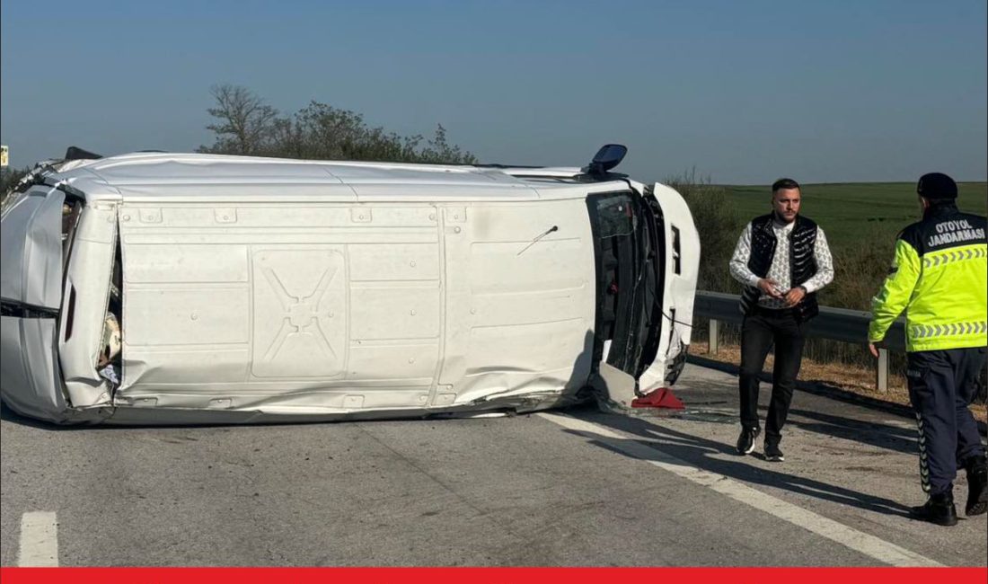 Edirne’de kontrolden çıkarak devrilen kapalı kasa panelvanın sürücüsü yaralandı. Alınan