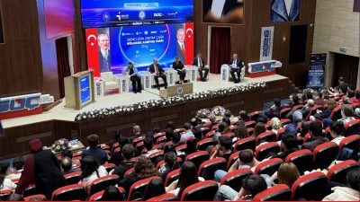 Tekirdağ’da “Trakya Kariyer Fuarı”nda rektörler üniversite öğrencileriyle bir araya geldi.