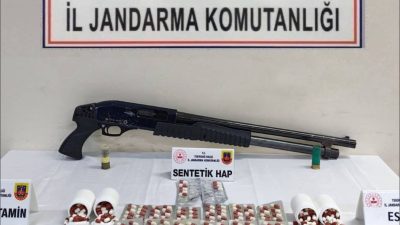 Tekirdağ’da evinde 403 uyuşturucu hap ele geçirilen şüpheli gözaltına alındı.