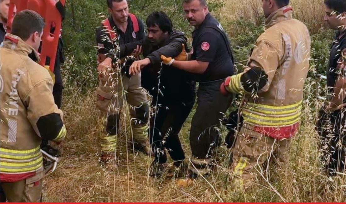 Edirne’de otluk alandaki çukura düşen düzensiz göçmen itfaiye ekiplerince kurtarıldı.