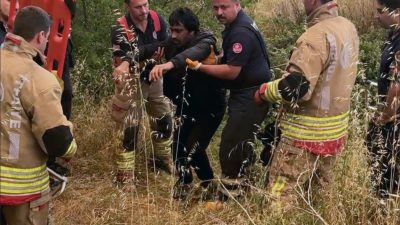 Edirne’de otluk alandaki çukura düşen düzensiz göçmen itfaiye ekiplerince kurtarıldı.