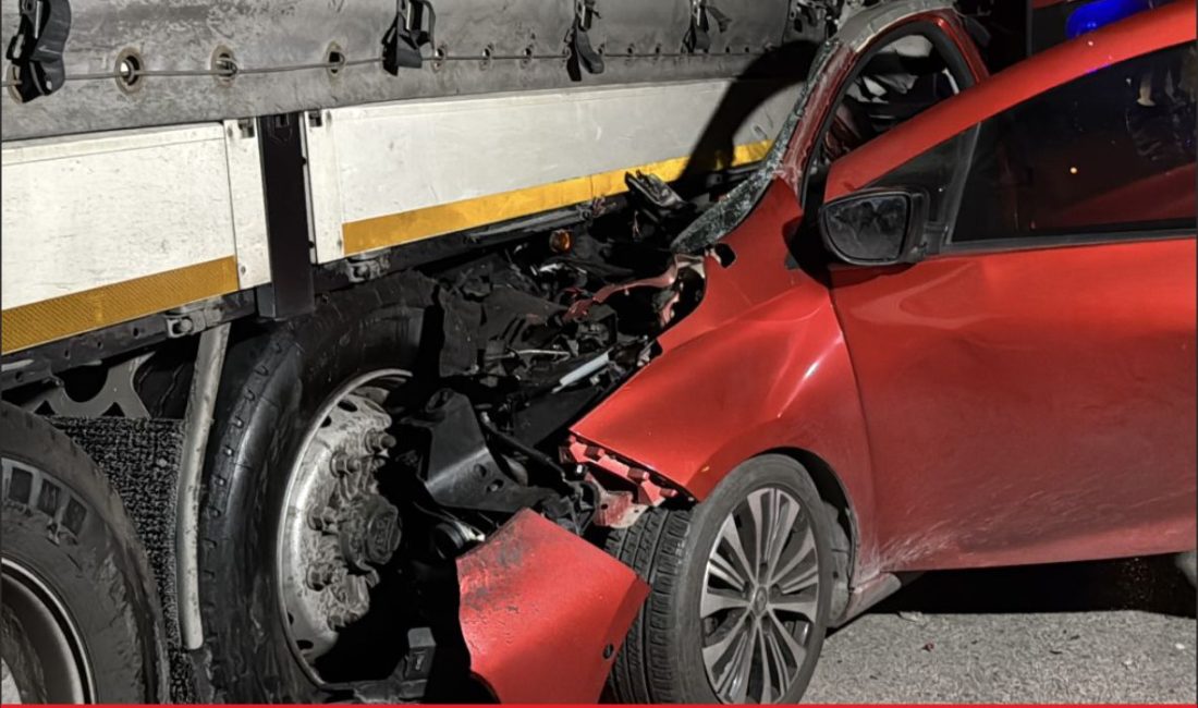 Edirne’de otoyolda bekleyen tıra arkadan çarpan otomobilin sürücüsü öldü. E.K’nin