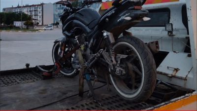 Edirne’nin Uzunköprü ilçesinde abart egzoz kullanarak çevreyi rahatsız eden motosiklet