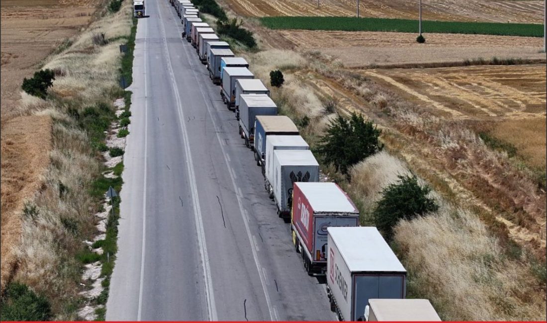 Hamzabeyli Sınır Kapısı’ndan yurt dışına çıkmak üzere bekleyen tır sürücüleri,