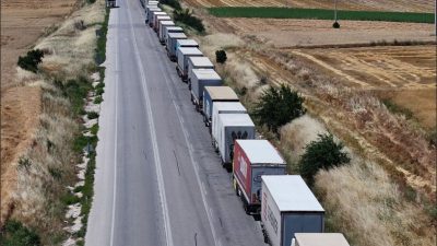 Hamzabeyli Sınır Kapısı’ndan yurt dışına çıkmak üzere bekleyen tır sürücüleri,