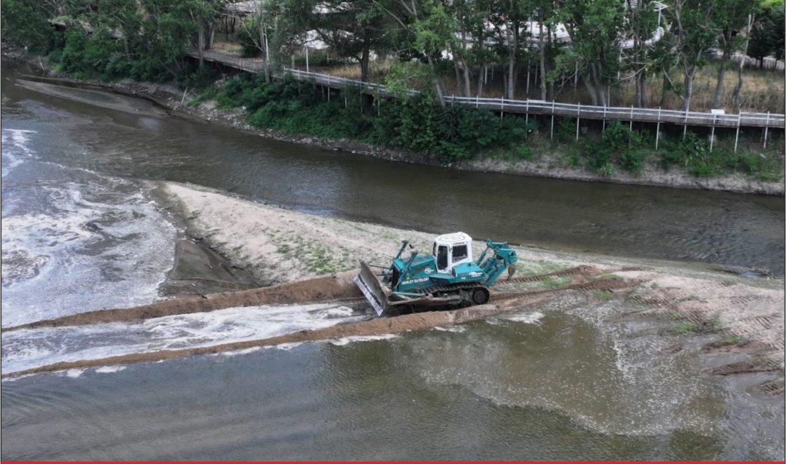 Edirne’de su seviyesi düşen Tunca Nehri’nin yatağında DSİ ekiplerince temizlik