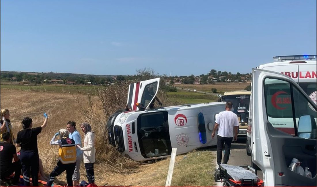 Kırklareli’nin Pehlivanköy ilçesinde ambulans ile iki otomobilin çarpışması sonucu 3’ü