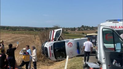 Kırklareli’nin Pehlivanköy ilçesinde ambulans ile iki otomobilin çarpışması sonucu 3’ü