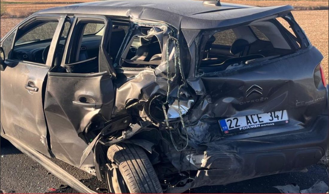 Tekirdağ’ın Hayrabolu ilçesinde hafif ticari aracın park halindeki otomobile çarpması
