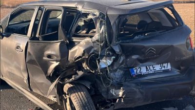 Tekirdağ’ın Hayrabolu ilçesinde hafif ticari aracın park halindeki otomobile çarpması