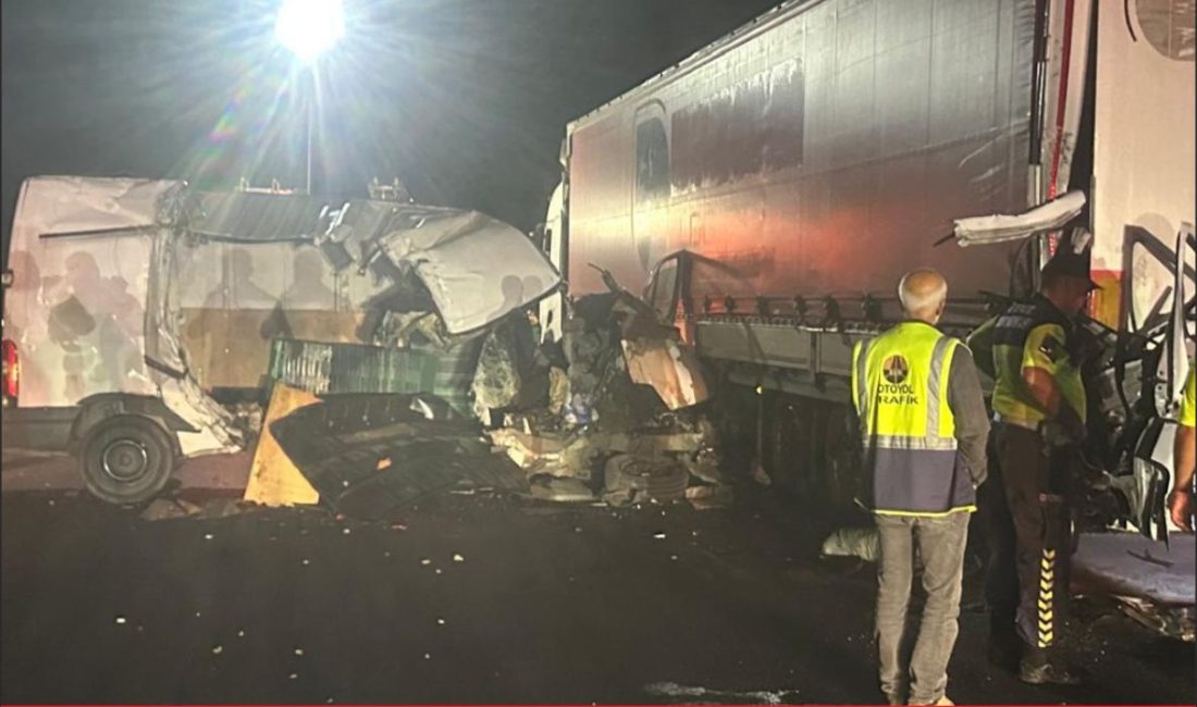 Tekirdağ’ın Ergene ilçesinde tıra çarpan minibüsteki 1 kişi öldü, 1